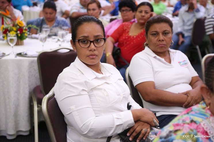 Compa&ntilde;ero Gustavo Porras con Daniel, Rosario y Trabajador@s